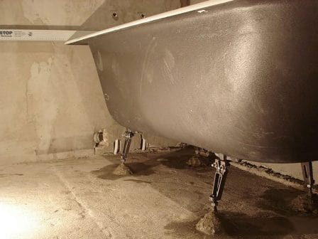 Встановлення чугунной ванны на ножки фото